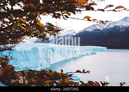 Majestic Mountain con ghiacciaio in autunno il giorno Foto Stock