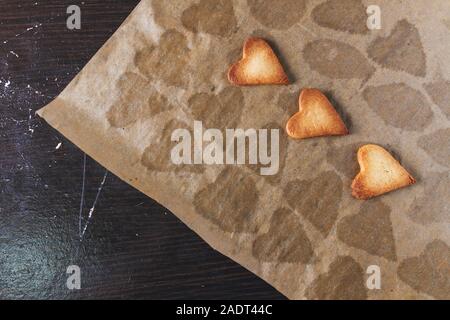 Numero di pane appena sfornato, biscotti sulla carta da forno Foto Stock