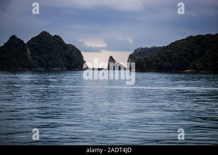 Le montagne alle spalle dell'oceano al tramonto Foto Stock