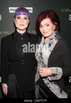 Hollywood, California, USA. 4° dic, 2019. Kelly Osbourne, Sharon Osbourne, alla speciale proiezione di Momentum Pictures' 'un milione di piccoli pezzi' presso il London Hotel in West Hollywood, California . Credit Faye Sadou/MediaPunch Credito: MediaPunch Inc/Alamy Live News Foto Stock