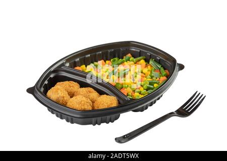 Chicken nugets con contorno di verdure in plastica stoviglie monouso isolati su sfondo bianco Foto Stock