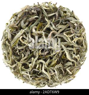 Yunnan Mao Jian pura Bud tè verde in forma rotonda isolato Foto Stock