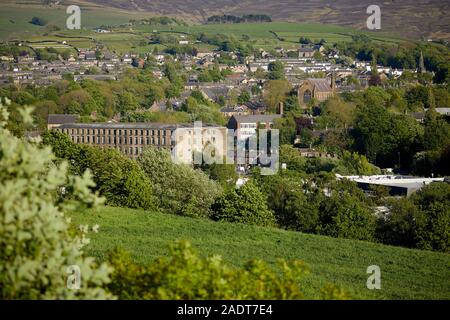 Glossop nel Derbyshire valley cercando in città e collina Foto Stock