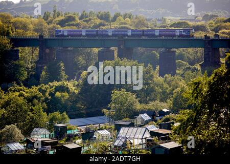 Glossop città mercato, High Peak, Derbyshire, in Inghilterra. Dinting viadotto costruito nel 1845 una classe settentrionale 323 attraversando Foto Stock