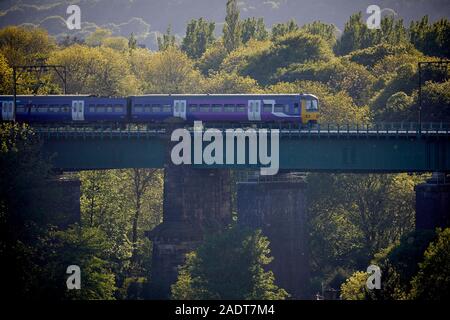 Glossop città mercato, High Peak, Derbyshire, in Inghilterra. Dinting viadotto costruito nel 1845 una classe settentrionale 323 attraversando Foto Stock