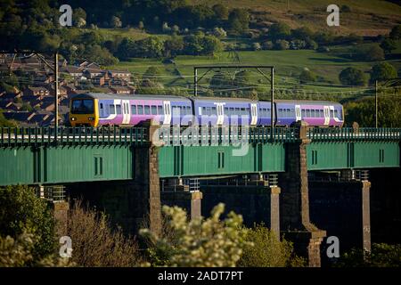 Glossop città mercato, High Peak, Derbyshire, in Inghilterra. Dinting viadotto costruito nel 1845 una classe settentrionale 323 attraversando Dinting viadotto Foto Stock