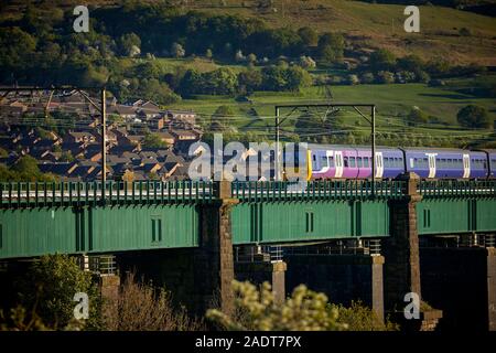 Glossop città mercato, High Peak, Derbyshire, in Inghilterra. Dinting viadotto costruito nel 1845 una classe settentrionale 323 attraversando Foto Stock