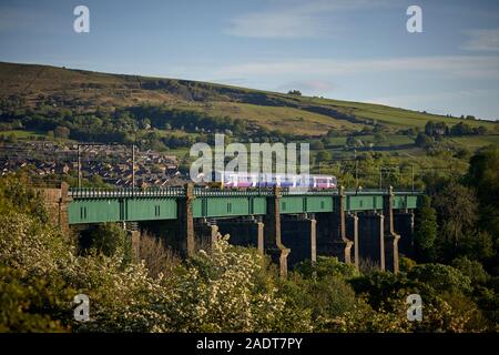 Glossop città mercato, High Peak, Derbyshire, in Inghilterra. Dinting viadotto costruito nel 1845 una classe settentrionale 323 attraversando Foto Stock