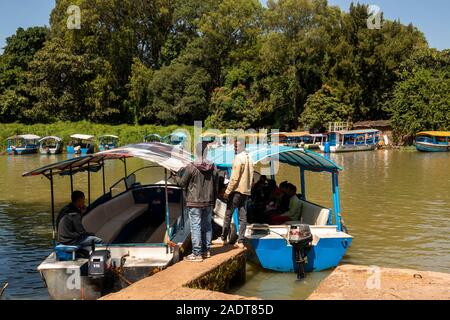 Etiopia, Amhara Region, Bahir Dar, Marine competente composto, Lago Tana, trasporto in barca porto, barche in attesa per i passeggeri Foto Stock