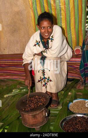 Etiopia, Amhara Region, Bahir Dar, Lago Tana Zege Peninsula, femmina buna venditore di caffè Foto Stock