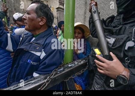 La Paz, La Paz, Bolivia. Xii Nov, 2019. Scontri a La Paz/Bolivia. Un womentry per tenere al sicuro mentre La Paz mutiny Anti tumulti di unità di polizia cerca di calmare un Pro Evo Morales rally che chiede per il nuovo presidente temporale AÃ±ez per uscire da . I manifestanti hanno preso le strade della città in Bolivia dopo il conteggio dei voti in ottobre 2019 elezioni presidenziali scese in polemica circa una massiccia frode dall'Evo Morales partito MAS.Il paese della opposizione ha accusato il governo del Presidente Evo Morales di frode dopo il conteggio è stato misteriosamente sospesa per 24 ore durante il conteggio dei voti wh Foto Stock