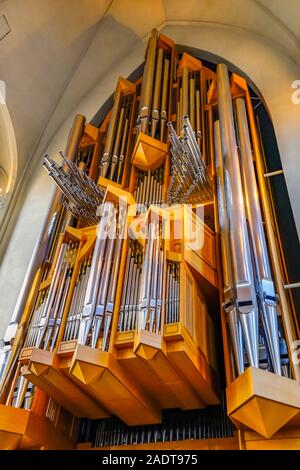 Hallgrimskirkja grande chiesa luterana organo in legno Reykjavik Islanda. Chiesa più grande e più alto di struttura in Islanda. Foto Stock