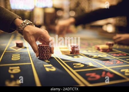 Un giocatore gioca alla roulette in un casinò. Foto Stock