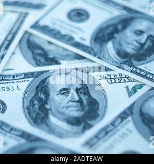 Sfondo di dollari. Note di un centinaio di dollari americani sono sparsi in background Foto Stock