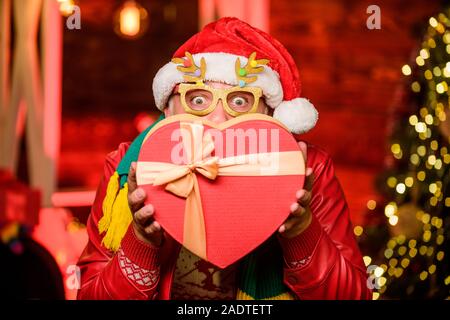 Amore tempo. inverno vacanze shopping. festa di celebrazione. uomo barbuto go shopping. xmas doni. Felice anno nuovo. Secret santa. doni ad albero di Natale. Buon Natale. presenta da santa. Foto Stock