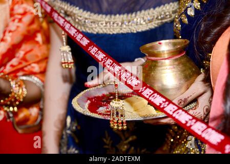 Indian damigella matrimonio baraat benvenuto cerimonia rituale Foto Stock