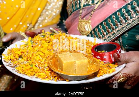 Indian damigella matrimonio baraat benvenuto cerimonia rituale Foto Stock