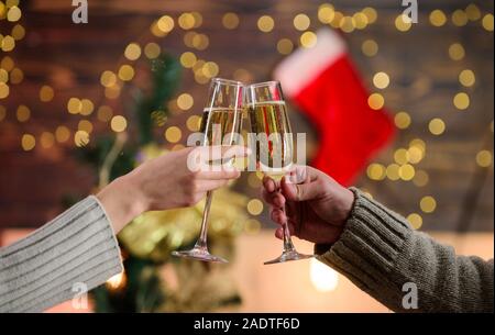 Cheers concetto. Nuovo anno la tradizione. Riempita di vetro vino spumante o champagne. Con bel tempo. Toast. Bicchiere di champagne. Champagne paio di occhiali. Auguri di Buon Natale. Quasi mezzanotte. Bere alcool. Foto Stock