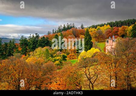 Castello di Craigievar ABERDEENSHIRE in Scozia la rosa castello circondato da alberi in Autunno colori Foto Stock