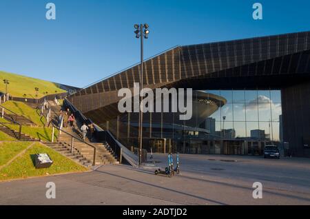 Katowice, Slesia, Polonia; 1 Dicembre 2019: International Cogress Center a Katowice con la riflessione di Spodek sports hall n è la facciata di vetro Foto Stock