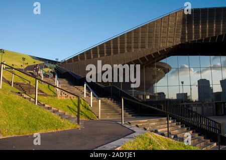 Katowice, Slesia, Polonia; 1 Dicembre 2019: International Cogress Center a Katowice con la riflessione di Spodek halin sport la sua facciata di vetro Foto Stock