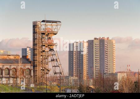 Katowice, Slesia, Polonia; 1 Dicembre 2019: Pozzo ingranaggio di avvolgimento nella zona di coltura a Katowice city centre Foto Stock