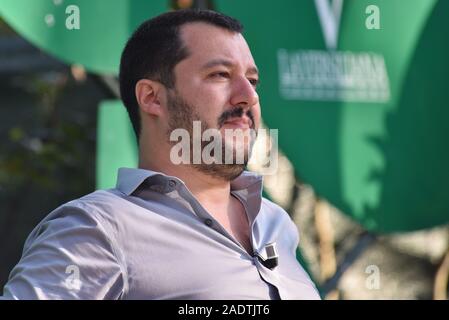 MARINA DI PIETRASANTA, Italia - 14 luglio 2015: Matteo Salvini, capo della Lega italiana, parla durante una intervista, leader di Lega Nord, ex ministro degli Interni italiano e vice premier nel 2018. Foto Stock