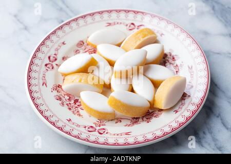 Calisson su una piastra. Sfondo marmo. In stile tradizionale francese Provenza dolci Foto Stock