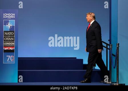 Londra, Regno Unito. 4° dic, 2019. Stati Uniti Presidente Donald Trump arriva per la stretta di mano ufficiale cerimonia presso la NATO (Organizzazione del Trattato del Nord Atlantico) Summit a Londra, in Gran Bretagna il 4 dicembre 2019. Credito: Han Yan/Xinhua/Alamy Live News Foto Stock