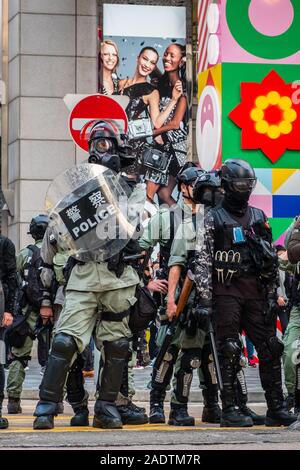 HongKong - Dicembre 01, 2019: Polizia sulla dimostrazione durante le proteste del 2019, una serie di manifestazioni a Hongkong iniziato come la legge Anti-Extradition Amendment Bill (Anti-ELAB) movimento. Foto Stock