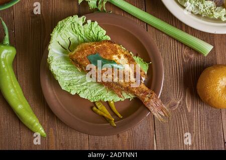 Arrosto di persico del Nilo, cucina del Ciad, Tradizionale assortimento di piatti africani, vista dall'alto. Foto Stock