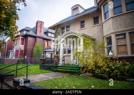 Street con intavolato case, Detroit, Michigan, Stati Uniti d'America Foto Stock