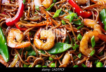 Friggere le tagliatelle con verdure e gamberi. Close up Foto Stock