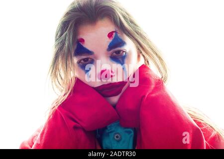 Il Kazakistan, KOSTANAY - Ottobre 21, 2019: Ritratto di una ragazza con Joker trucco isolato su sfondo bianco. Foto Stock