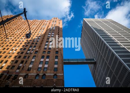 Detroit ponte sopraelevato, collegando il sedicesimo piano dell'edificio custode e uno Woodward, progettato nel 1976, Detroit, Michigan, Stati Uniti d'America Foto Stock