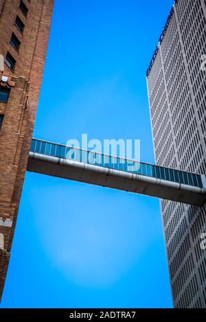 Detroit ponte sopraelevato, collegando il sedicesimo piano dell'edificio custode e uno Woodward, progettato nel 1976, Detroit, Michigan, Stati Uniti d'America Foto Stock