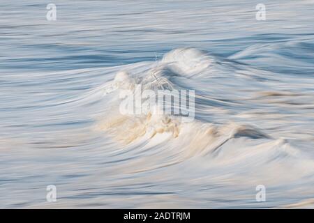 Foto di una schiuma di mare con fotocamera nella tecnica di panning Foto Stock