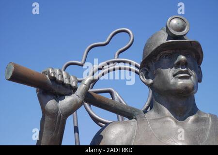 Dalla Fossa per porta, statua di bronzo di un minatore di carbone, da Giovanni Clinch, Baia di Cardiff, Cardiff Wales, Regno Unito Foto Stock