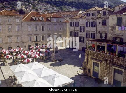 Vista generale del mercato all'aperto in Gunduliceva Poljana Square, paese vecchio di Dubrovnik, Croazia. Foto Stock