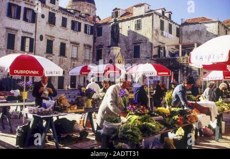 La gente del posto impostazione dei banchi del mercato all'aperto in Gunduliceva Poljana Square, paese vecchio di Dubrovnik, Croazia. Foto Stock