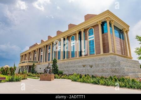 Dushanbe bandiera Polo Park vista pittoresca del Tagikistan Museo Nazionale su un soleggiato Blue Sky giorno Foto Stock