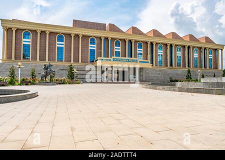 Dushanbe bandiera Polo Park vista pittoresca del Tagikistan Museo Nazionale su un soleggiato Blue Sky giorno Foto Stock