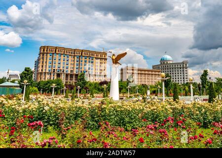 Dushanbe bandiera Polo Park vista pittoresca di sfacciato Eagle statua su un soleggiato Blue Sky giorno Foto Stock