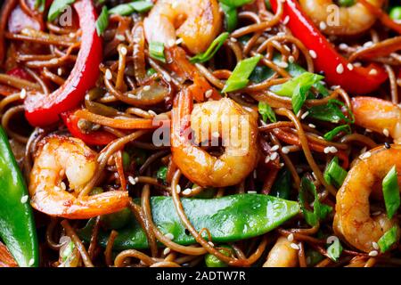 Friggere le tagliatelle con verdure e gamberi close up Foto Stock