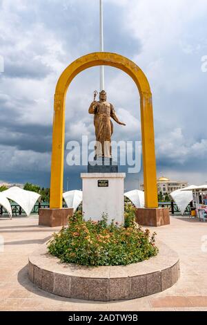 Dushanbe bandiera Polo Park vista pittoresca di Ismoil Somoni statua su un soleggiato Blue Sky giorno Foto Stock