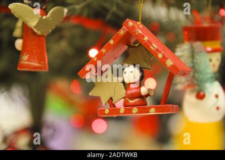 Addobbi per l'albero di Natale: Angelo nella piccola casa con le stelle Foto Stock