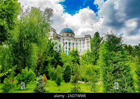 Dushanbe governo del Tagikistan edificio vista pittoresca su un Nuvoloso Giorno di pioggia Foto Stock