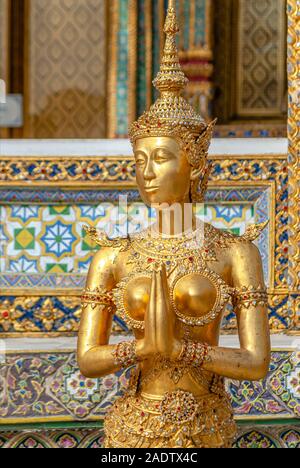 Golden Kinnaree tailandese scultura, metà umano metà uccello,al Grand Palace, Thailandia Foto Stock