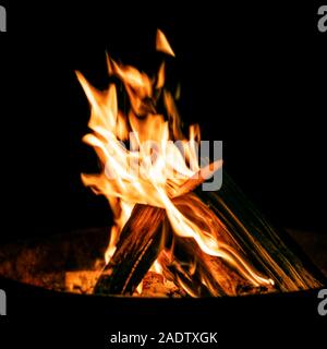 Caminetto con la legna da ardere log, il fuoco su un braciere o ciotola di fuoco di notte Foto Stock