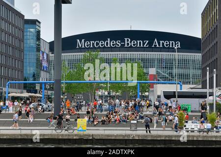 Mercedes Benz Arena, Mercedes-Benz-Platz, Muehlenstraße, Sprea, Friedrichshain di Berlino, Deutschland Foto Stock